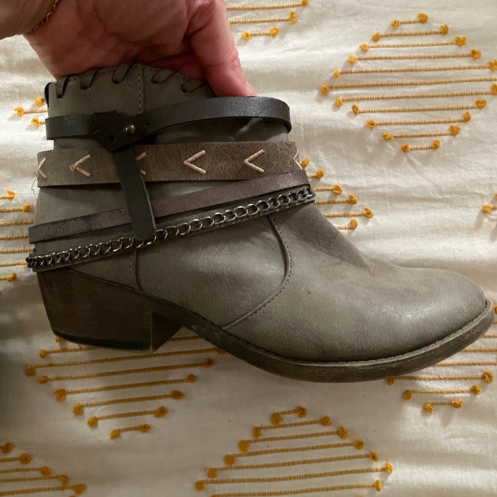 Grey western bootie with chain detail